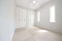 リビング併設、琉球畳の明るい和室
