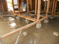 INTERIM
湿気の多い土の床下に防湿シート（ポリフィルム）を敷き詰め、コンクリートを打設しました。
湿気は住宅の大敵です。