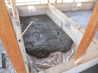 INTERIM
もともと布基礎で下は土でしたが、湿気対策に防湿フィルムを敷いてコンクリートの土間を打ちました。