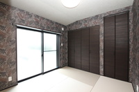 ＡＦＴＥＲ：４．５畳の和室。和紙でできたグレーの畳で、和室っぽくない和室としました。
