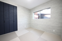ＡＦＴＥＲ：リビング横の琉球畳の和室。普段はリビングの一部として…、間仕切りがありますので客間としても利用できます。